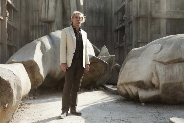 Javier Bardem steht vor den Trümmern einer Statue in „Skyfall“.