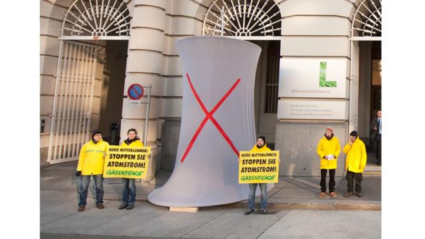 Greenpeace-Aktivisten demonstrieren mit einem Atomkraftwerk-Modell gegen Atomstrom vor dem Lebensministerium.