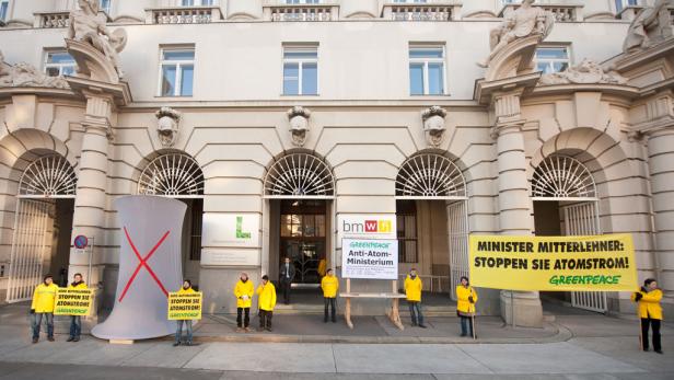 Greenpeace-Aktivisten demonstrieren vor einem Gebäude gegen Atomstrom.