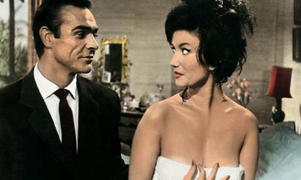 Sean Connery und eine Frau, in ein Handtuch gehüllt, in einer Szene aus dem Film „James Bond jagt Dr. No“.