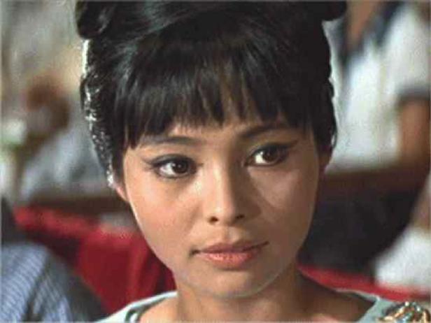 Nahaufnahme des Gesichts der Schauspielerin France Nuyen.