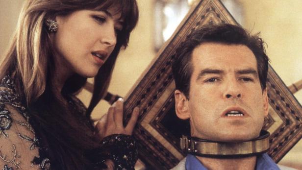 Szene mit Pierce Brosnan und einer Frau aus dem Film „GoldenEye“.