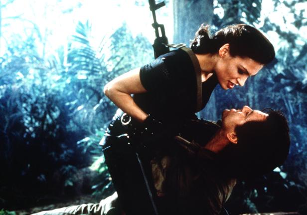 Famke Janssen und Pierce Brosnan in einer Szene aus dem Film „GoldenEye“.