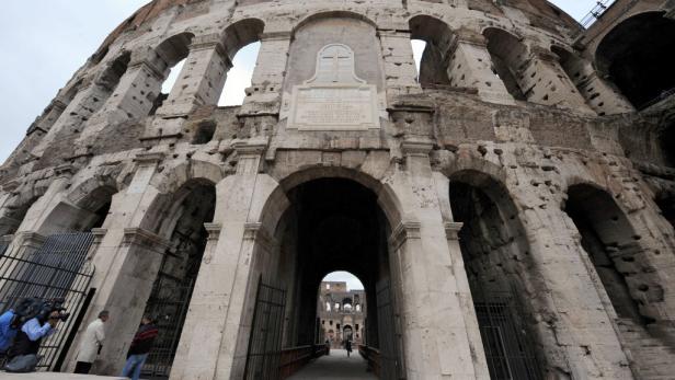 Das Kolosseum in Rom, Italien, mit Besuchern im Inneren.