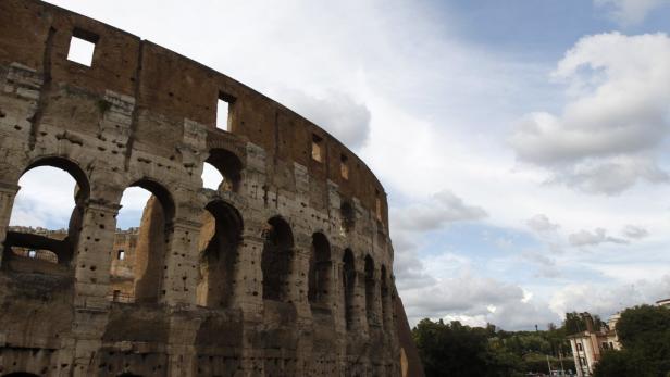 Das Kolosseum in Rom an einem bewölkten Tag.