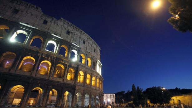 Das beleuchtete Kolosseum in Rom bei Nacht.