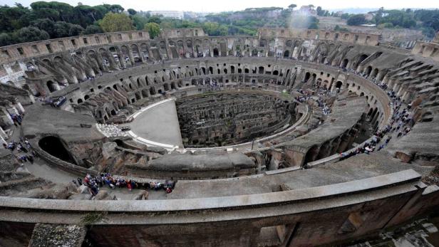 Das Innere des Kolosseums in Rom mit vielen Besuchern.
