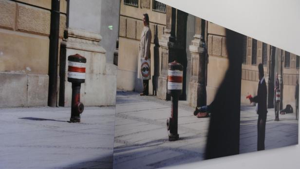 Eine Fotoserie zeigt eine Straßenszene mit Passanten und einer Person, die am Boden liegt.