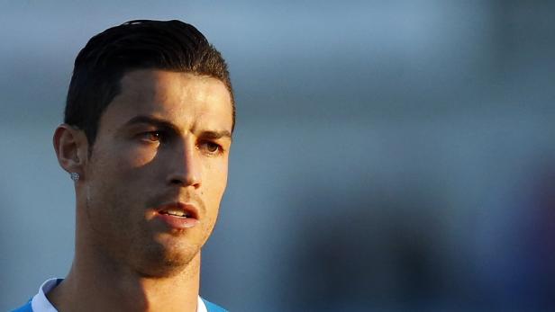 Nahaufnahme von Cristiano Ronaldo mit einem Ohrring.