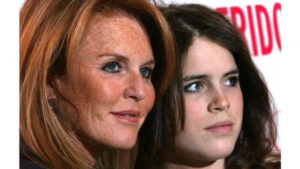 Sarah Ferguson und Prinzessin Eugenie posieren nebeneinander.