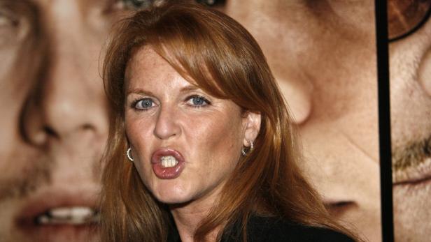 Sarah Ferguson posiert vor einem unscharfen Hintergrund.
