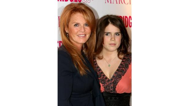 Sarah Ferguson und Prinzessin Eugenie posieren zusammen.