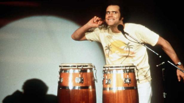 Jim Carrey spielt in einer Szene aus dem Film „Man on the Moon“ auf Congas.