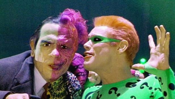 Two-Face und der Riddler, dargestellt von Tommy Lee Jones und Jim Carrey, in „Batman Forever“.