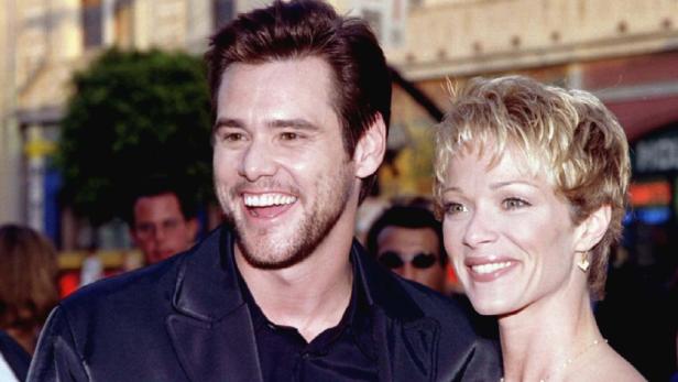 Jim Carrey und Lauren Holly lächeln auf einer Veranstaltung.