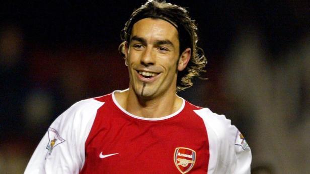 Ein lächelnder Fußballspieler im Arsenal-Trikot.