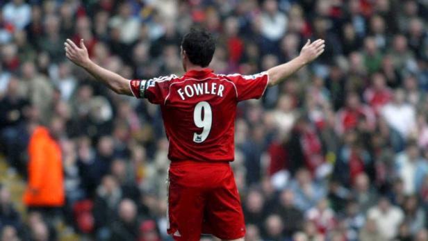 Robbie Fowler mit dem Trikot mit der Nummer 9 jubelt vor einer Zuschauermenge.