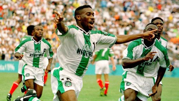 Nigerianische Fußballspieler jubeln auf dem Spielfeld.