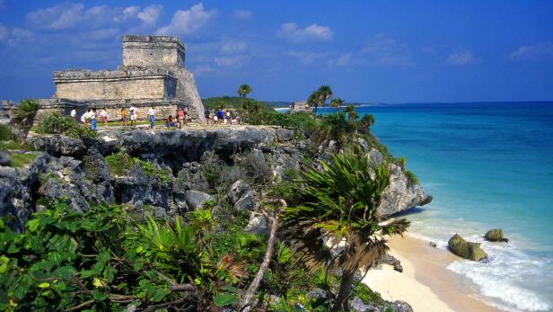 Die Maya-Ruinen von Tulum thronen auf einer Klippe über dem türkisfarbenen Meer.