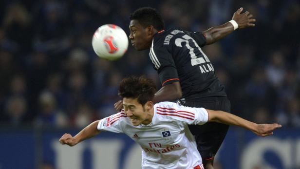 Zwei Fußballspieler kämpfen um den Ball in einem Fußballspiel.