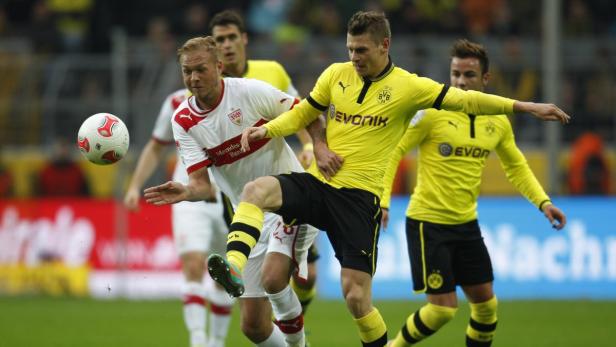 Zwei Fußballspieler kämpfen um den Ball während eines Fußballspiels.