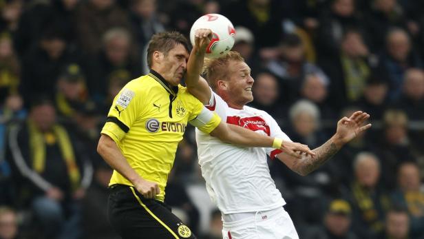 Zwei Fußballspieler kämpfen um den Ball.