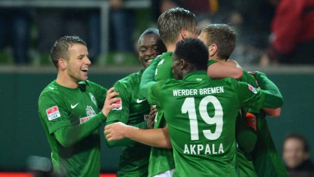 Fußballspieler von Werder Bremen feiern gemeinsam ein Tor.