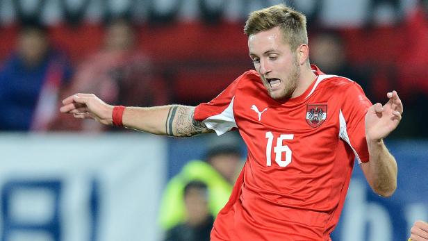 Ein österreichischer Fußballspieler mit der Nummer 15 gestikuliert während eines Spiels.