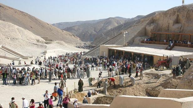 Viele Touristen besuchen das Tal der Könige in Ägypten.