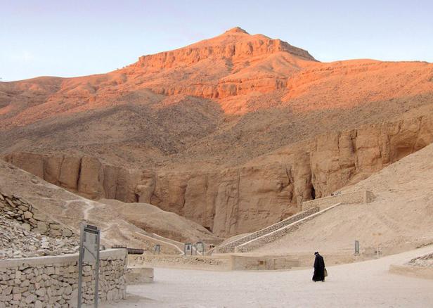 Ein Mann in traditioneller Kleidung geht im Tal der Könige in Ägypten.