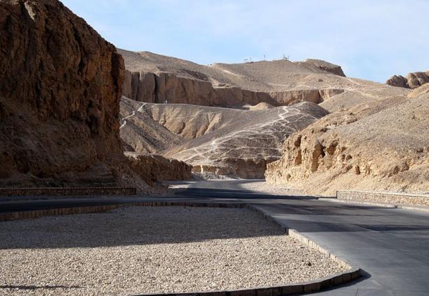Eine Straße führt durch das Tal der Könige in Ägypten.