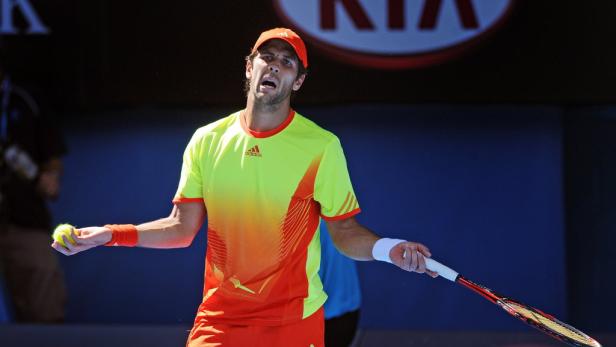 Ein Tennisspieler in Sportkleidung hält einen Tennisball und einen Schläger in der Hand.