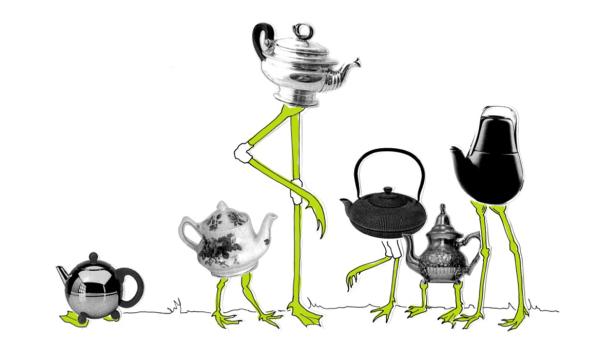 Mehrere Teekannen unterschiedlicher Form und Größe stehen auf grünen Beinen.