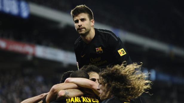 Gerard Piqué wird von seinen Teamkollegen gefeiert.