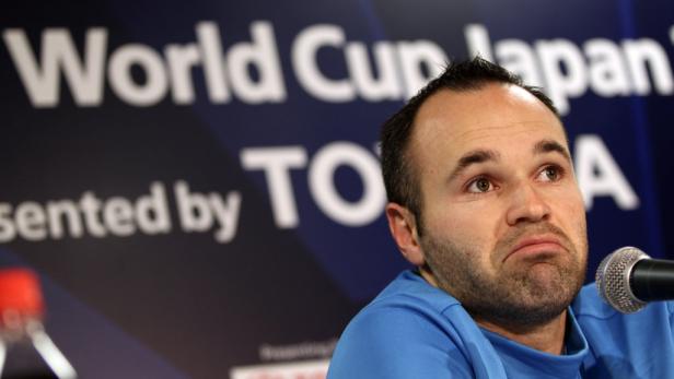 Andrés Iniesta auf einer Pressekonferenz des World Cup Japan.