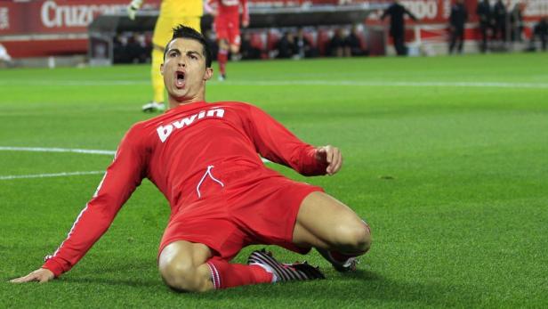 Cristiano Ronaldo jubelt auf dem Rasen.