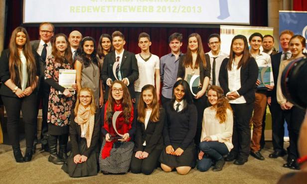 Eine Gruppe von Preisträgern des Redewettbewerbs 2012/2013 posiert für ein Foto.