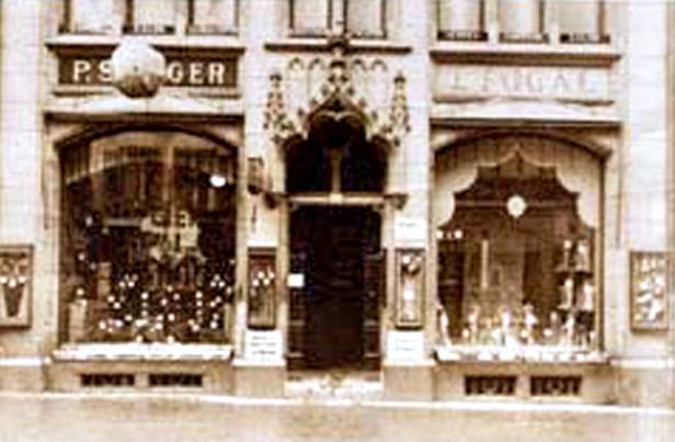 Die Fassade eines alten Geschäfts mit den Namen „P.S. GER“ und „L. FUGAL“.