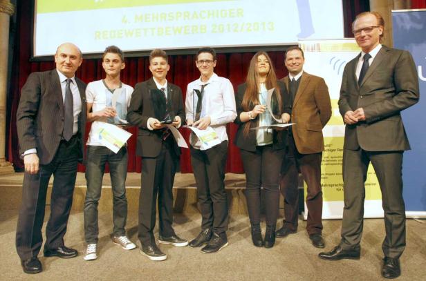 Eine Gruppe von Preisträgern steht auf einer Bühne beim 4. Mehrsprachigen Redewettbewerb 2012/2013.