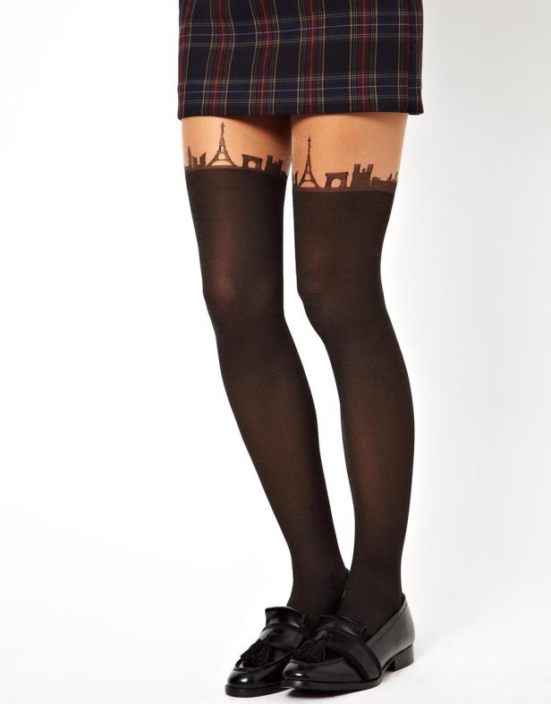 Eine Person trägt Strumpfhosen mit einer Skyline von Paris und schwarzen Schuhen.