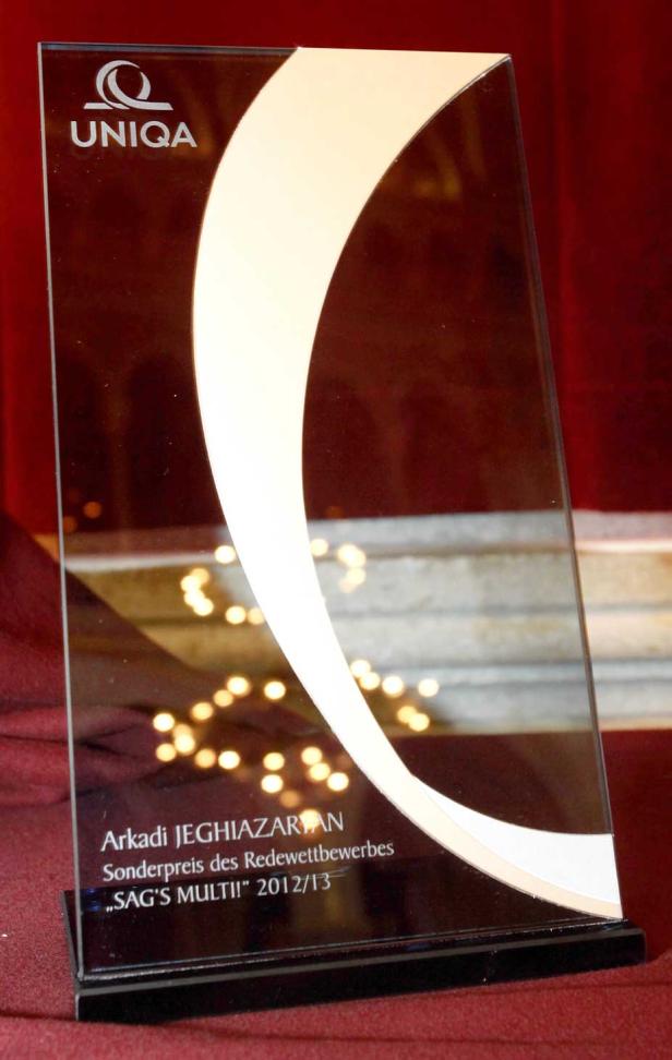 Ein Glaspokal der UNIQA mit der Aufschrift „Arkadi Jeghiazaryan, Sonderpreis des Redewettbewerbes ,SAG’S MULTI!’ 2012/13“.