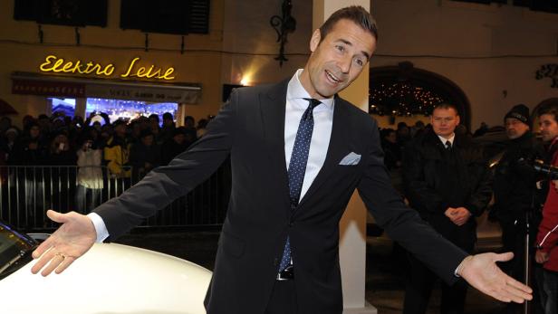 Schauspieler Tobias Moretti posiert vor einem Geschäft in Kitzbühel.