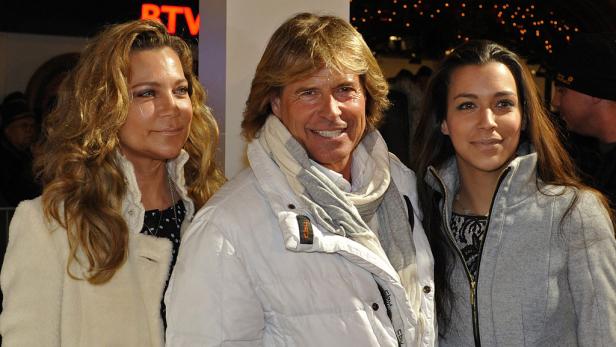 Marianne Ritzenhoff, Dieter Bohlen und Estefania Küster posieren für ein Foto.