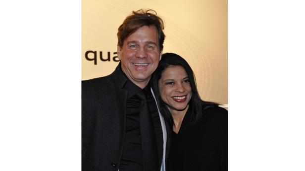 Ein lächelnder Mann und eine Frau posieren nebeneinander für ein Foto.