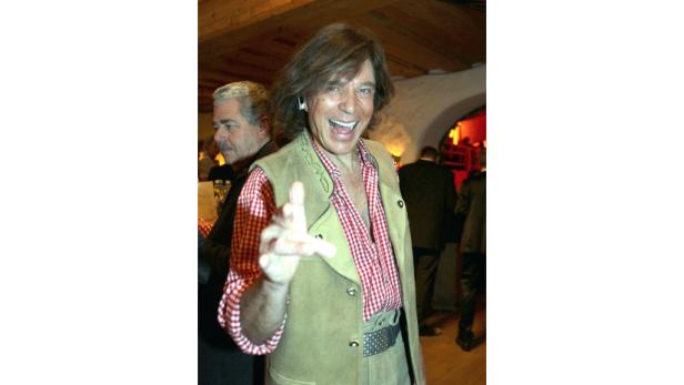 Dieter Bohlen lächelt und zeigt mit dem Finger in die Kamera.