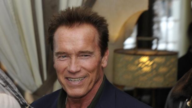 Porträt von Arnold Schwarzenegger, der lächelt.