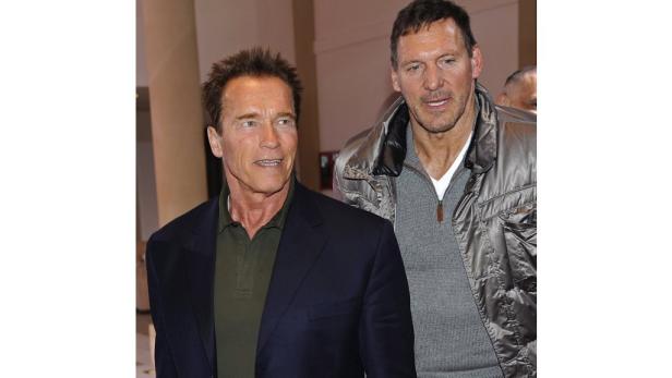 Arnold Schwarzenegger und Trevor Steven posieren zusammen.