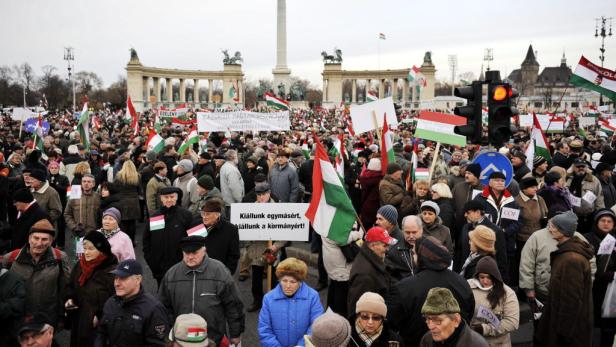 100.000 demonstrieren für Orban