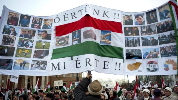 100.000 demonstrieren für Orban