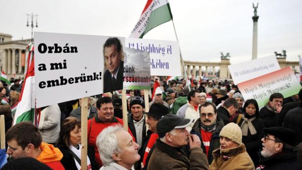 100.000 demonstrieren für Orban